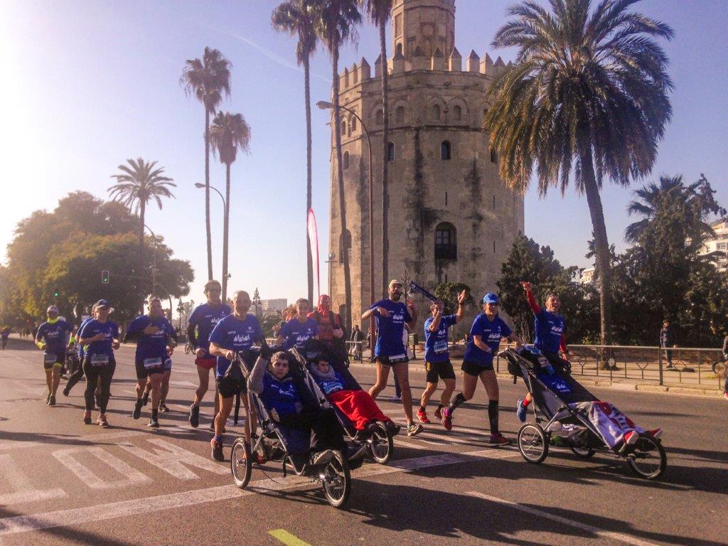 Equipo Zurich Aefat en Maratón Sevilla 2019 Torre del oro